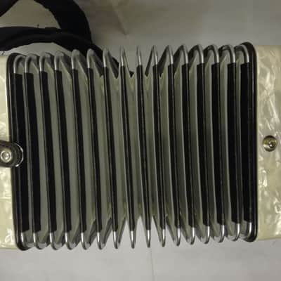 Hohner AKKORDEON Amica III 72 Design I, 34 Tasten, 72 Bässe + original KOFFER mit TROLLEY  weiß image 7