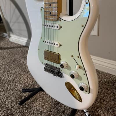 Fender Player Stratocaster with Maple Fretboard 2018 - 2024 - Polar White (UPGRADED) image 3