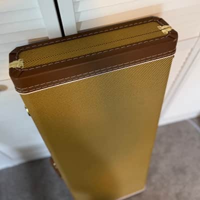 Fender 2025 av2 case- Tweed image 2
