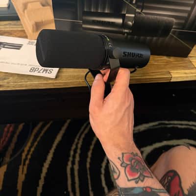 Shure SM7dB Cardioid Dynamic Microphone with Built-In Preamp 2023 - Present - Black image 3