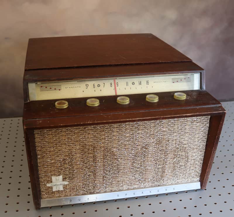 Silvertone Phonograph/Radio, Model 7045A - Non-functional image 1