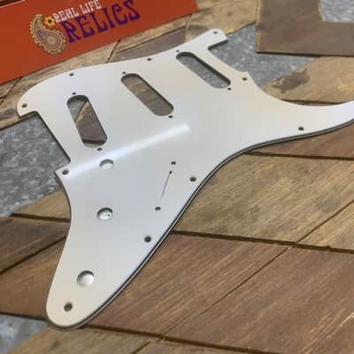 Real Life Relics White Fender® 62 Stratocaster® Pickguard 3 Ply 11 Hole SSS   [PGH2]