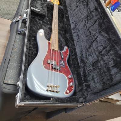 Fender Limited Edition Vintera II Road Worn 60s Precision Bass Charcoal Frost Metallic image 3
