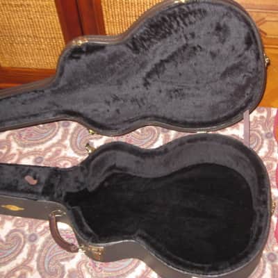 lightly handled (late 90s-early 00s) Taylor Grand Concert Deluxe Brown Hardshell Case (5200-54 but reg black lining) textured dark brown vinyl over 3-ply wooden structure, Foam padding covered w/ reg black plush  lining, brass plated HW, leather handle image 9