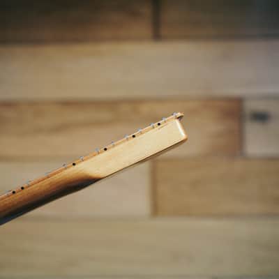 Stratocaster Neck – Roasted Maple | 22 Frets | Light Gloss Finish | Bone Nut imagen 13