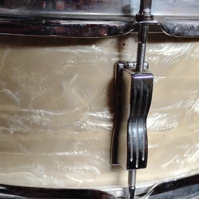 Ludwig No. 900 Super Classic 5.5x14" 8-Lug Snare Drum with P-87 Strainer, Keystone Badge 1960 - 1966 - White Marine Pearl image 4