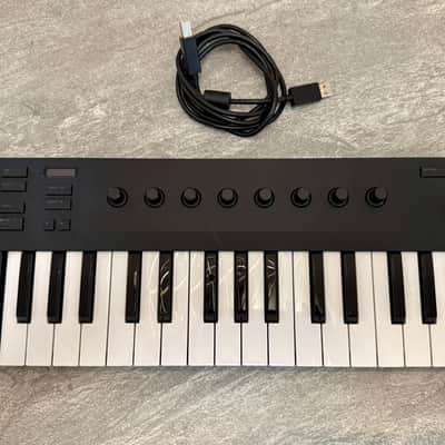 Native Instruments Komplete Kontrol M32 2019 - Black image 1