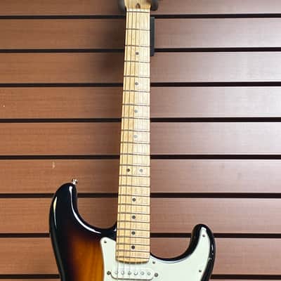 Fender American Special Stratocaster with Maple Fretboard in 2-Color Sunburst 2012 w/Lightweight Case image 3