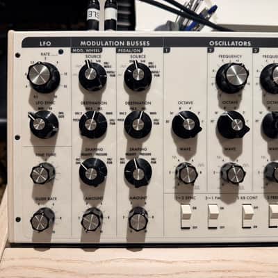 Moog Minimoog Voyager 2015 - Lunar White image 15