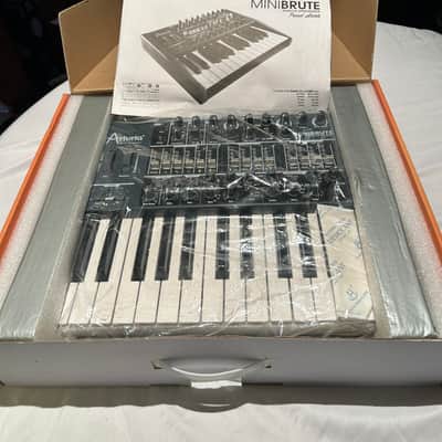 Arturia Minibrute 2020 - Black image 2