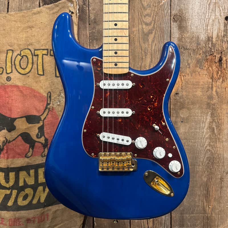 Fender Deluxe Players Stratocaster with Maple Fretboard 2010 - Sapphire Blue Transparent image 1