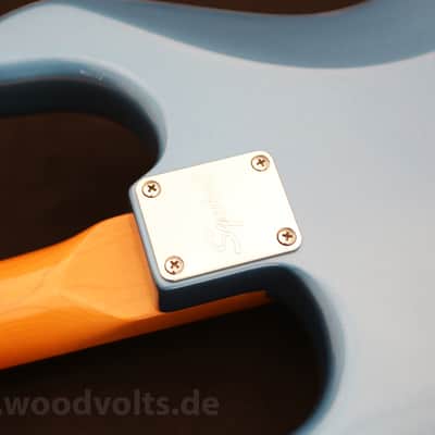 Squier Classic Vibe '60s Stratocaster with Laurel Fretboard 2019 - Present - Lake Placid Blue image 8