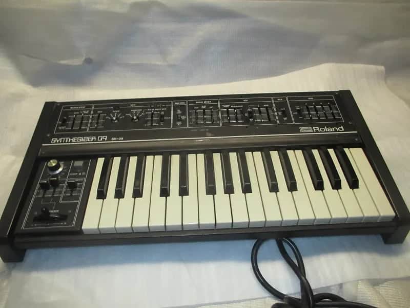 ROLAND SH 09 SYNTHESIZER image 1