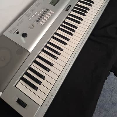 Yamaha DGX-220 76 Key Portable Grand Keyboard - Silver image 4