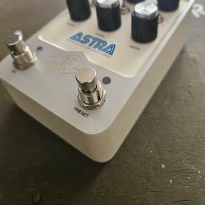 Universal Audio Astra Modulation Machine 2021 - Present - White image 3