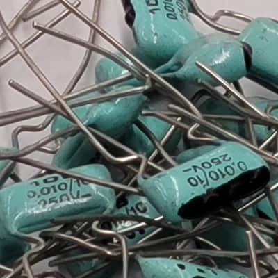 Green Drop Capacitors 0,010uF 10% 250v Bag Of 95 Seafoam Green / Black image 2