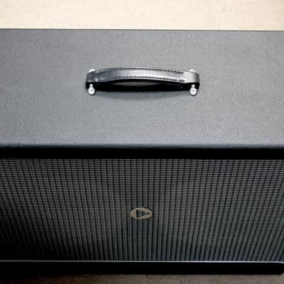 VBoutique Vumble 2x12 Cab Black BroncoTolex / Silver Grill unloaded image 4