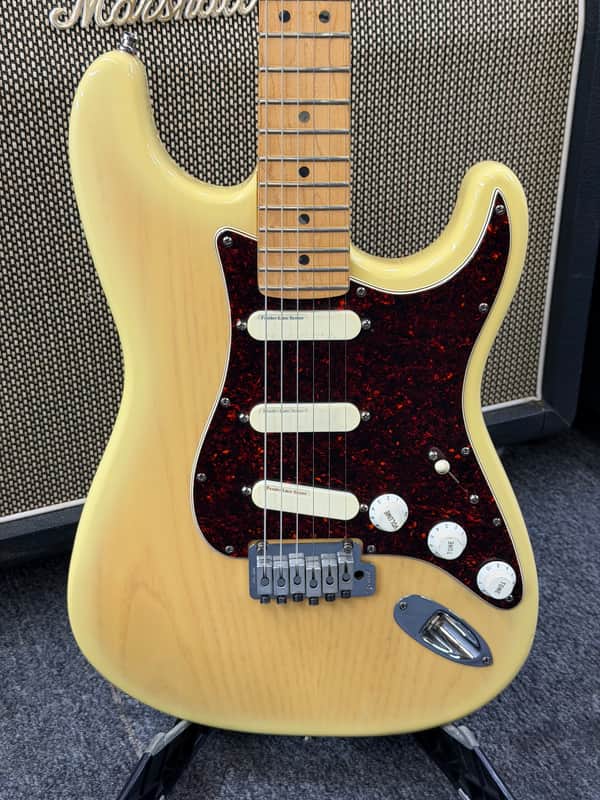 Fender Strat Plus Deluxe with Maple Fretboard 1993 - Vintage Blond