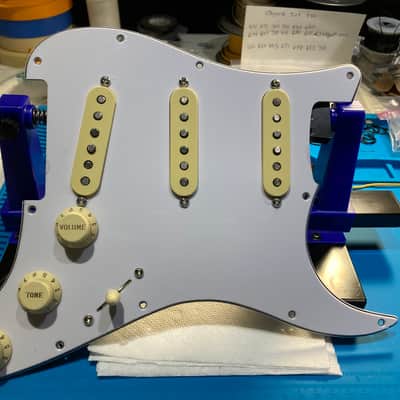 Stratocaster VINTAGE Hand wound single coil pickups in loaded 5-way pickguard image 5