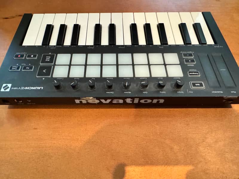 Novation Launchkey Mini - black image 1