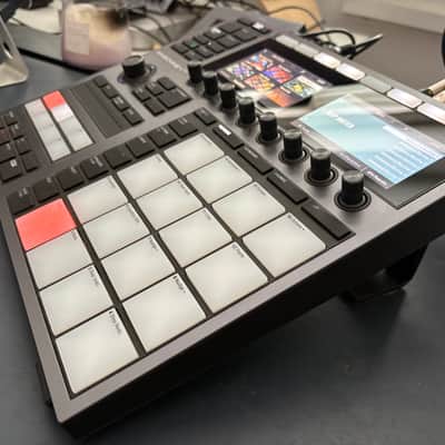 Native Instruments Maschine Plus 2020 - Present - Black image 3