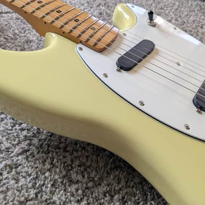 Fender Player II Mustang 2024 - Present - Hialeah Yellow image 7