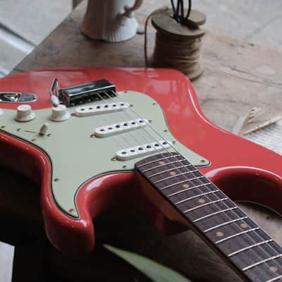FENDER "Custom Shop Limited Edition 60’s Stratocaster Relic Journeyman Aged Tahitian Coral" HARDCASE, PAPERS, 3, 6 KG image 3
