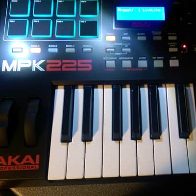Akai MPK225 2014 - Present - Black image 6
