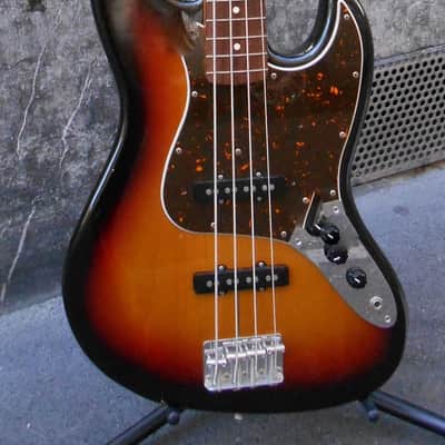 Short Scale Fender Mini Jazz Bass '62 Reissue 2014 3-Tone Sunburst image 2