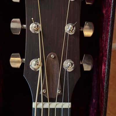 Taylor 320e Baritone Spring Limited 2014 - Satin image 2