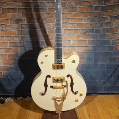Gretsch G6136-1958 Stephen Stills Signature White Falcon Hollow Body Aged White w/ OHSC, CoA & Pickguard image 3