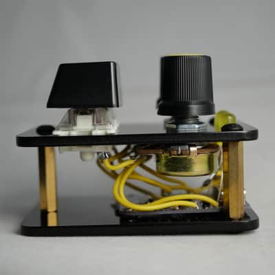 useMidi madMidiMiniClassic Acrylic 2025 with 2 Note Buttons 2 Potentiometers and LEDs image 4