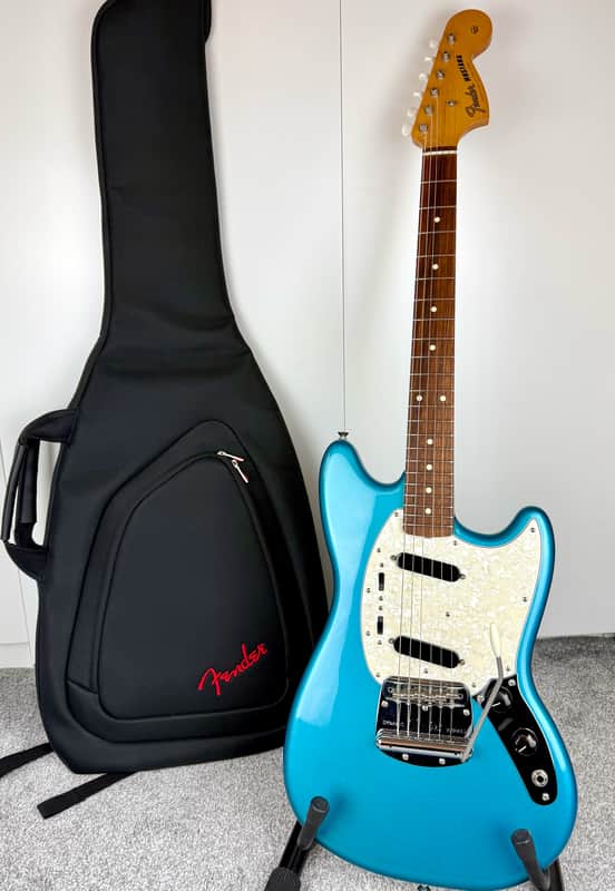 Fender Vintera '60s Mustang with Pau Ferro Fretboard - Lake Placid Blue