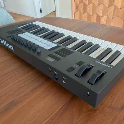 Novation Launchkey 37 MKIV MIDI Keyboard Controller - Black image 6