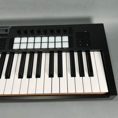 Novation Launchkey 49 MKIV MIDI Keyboard Controller - Black image 5
