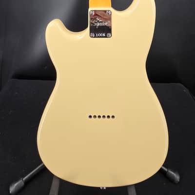 Squier 0374096589 Classic Vibe™ Duo-Sonic™ HS, Maple Fingerboard, Gold Anodized Pickguard, Desert Sand image 7