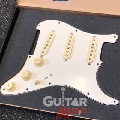 Genuine FENDER Pre-Wired Original '57/'62 Loaded 11-Hole Parchment Pickguard image 2