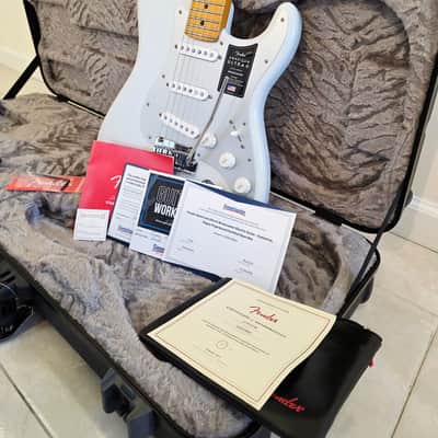 Fender American Ultra II Stratocaster with Maple Fretboard 2024 - Present - Avalanche image 4