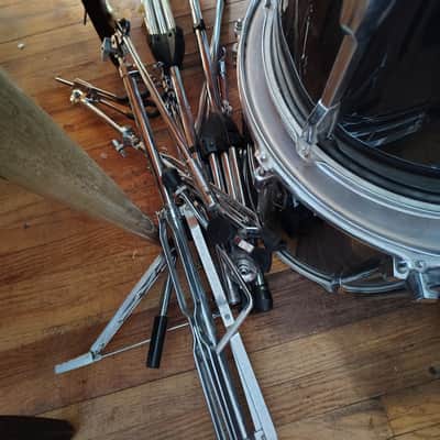 Pearl Export Series 1980s drumkit w/ hardware & two cymbal & Hi hat stands. No cymbals included image 7