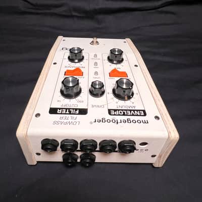 Moog MF-101 Moogerfooger Low Pass Filter  - rare 2011/2012 WHITE EDITION * very good condition * + original adapters Effect pedal / FX pedal image 4