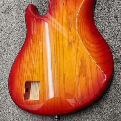 Fender Dimensions 5 bass body - Sunburst image 9