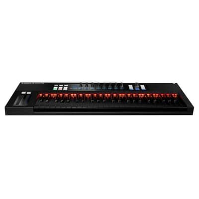 Native Instruments Komplete Kontrol S49 Limited Black Edition with