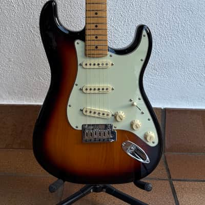 Fender Player Plus Stratocaster with Maple Fretboard 2021 - Present - 3-Color Sunburst image 2