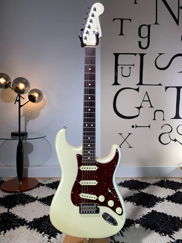 Fender Limited Edition American Showcase Stratocaster 2020 Arctic white pearl 7.6lb MINT
