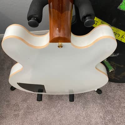 Gibson Tom Delonge Signature ES-333 - Custom Shop White w/ Gold Stripe, Inlay and Headstock. See Des image 12