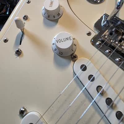 Fender American Special Stratocaster with Maple Fretboard 2015 - 2018 - Olympic White image 12