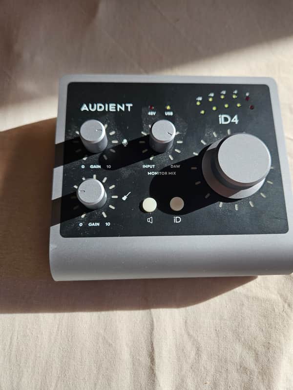Audient iD4 MKII USB-C Audio Interface 2021 - Black image 1