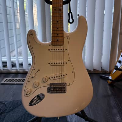 Fender Standard Stratocaster Left-Handed with Maple Fretboard 2006 - 2017 - Arctic White image 2