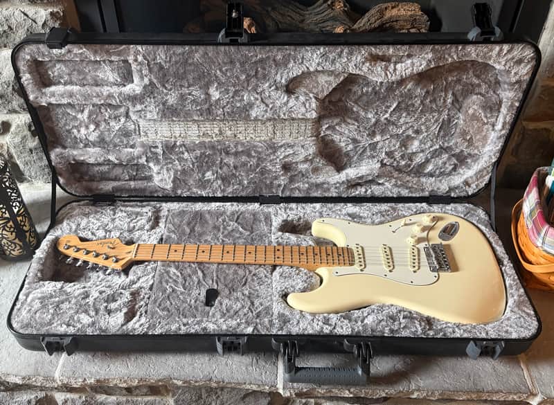 Fender American Professional Stratocaster with Maple Fretboard 2017 - 2019 - Olympic White