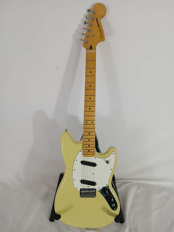 Fender Player II Mustang 2024 - Present - Hialeah Yellow